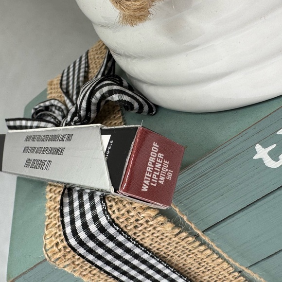 IL MAKIAGE Waterproof Lipliner WE HEAR YOUR LOVE LANGUAGE IS RECEIVING GIFTS... - Picture 4 of 4